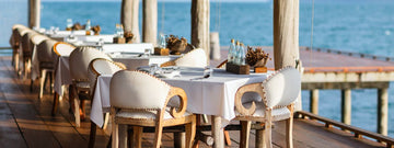 Tavola apparecchiata all'aperto con accessori vino