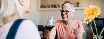 Mamma e figlia che brindano per la festa della mamma