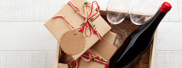 Pacco regalo con accessori vino al suo interno