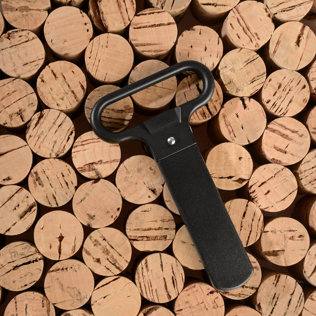 Cavatappi a due lame per tappi di sughero personalizzato, variante Nero, inserito nel collo di una bottiglia di vino,