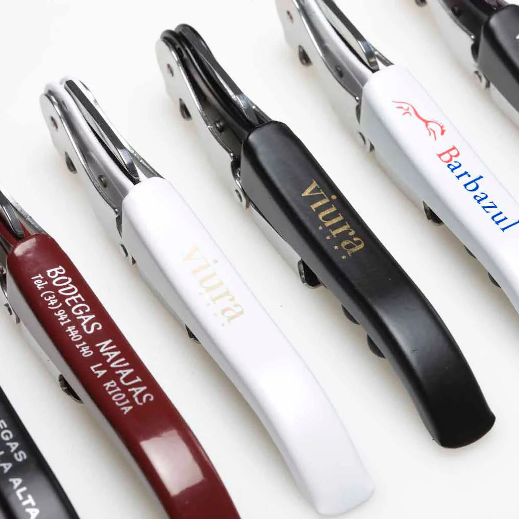 Dettagli del Cavatappi AC a due tempi personalizzato di colore nero, con spirale inserita nel sughero