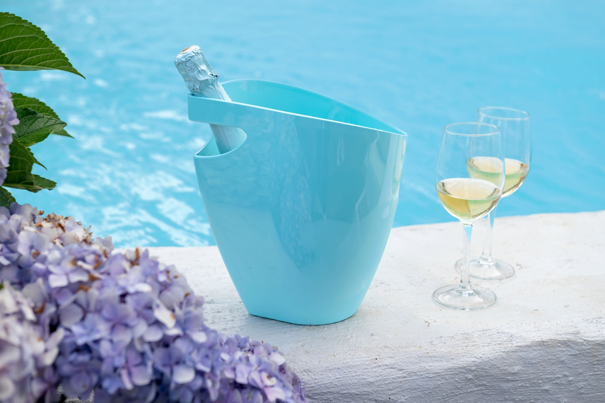 Secchiello portaghiaccio per vino o champagne Nature, variante azzurro, con bottiglia all'interno e calici a lato