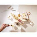 Ambientazione della cassetta per vino con tagliere per aperitivi piccolo, con salumi e formaggi, calici e accessori vino