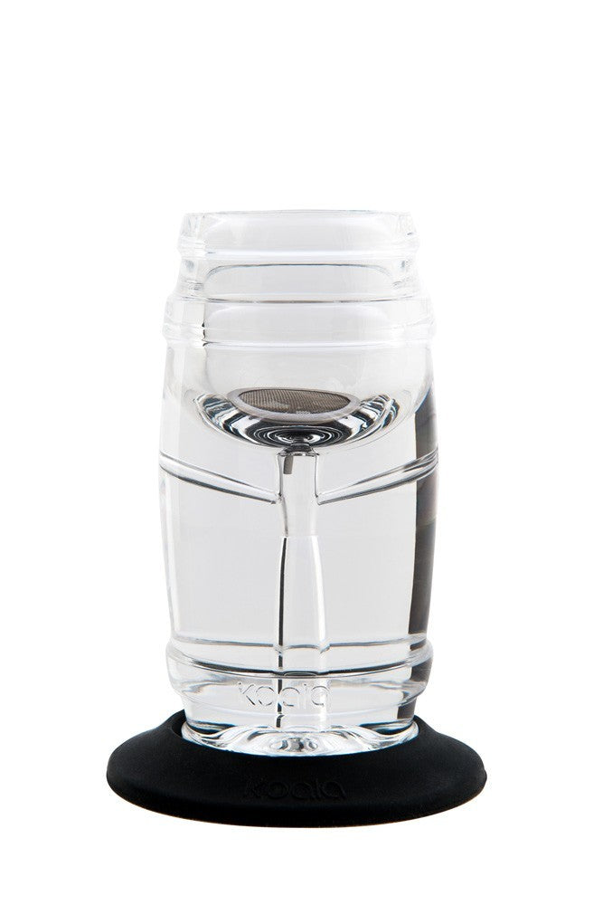 Dettagli da vicino del decanter con aeratore Barrel Air Handle, con filtro interno visibile.