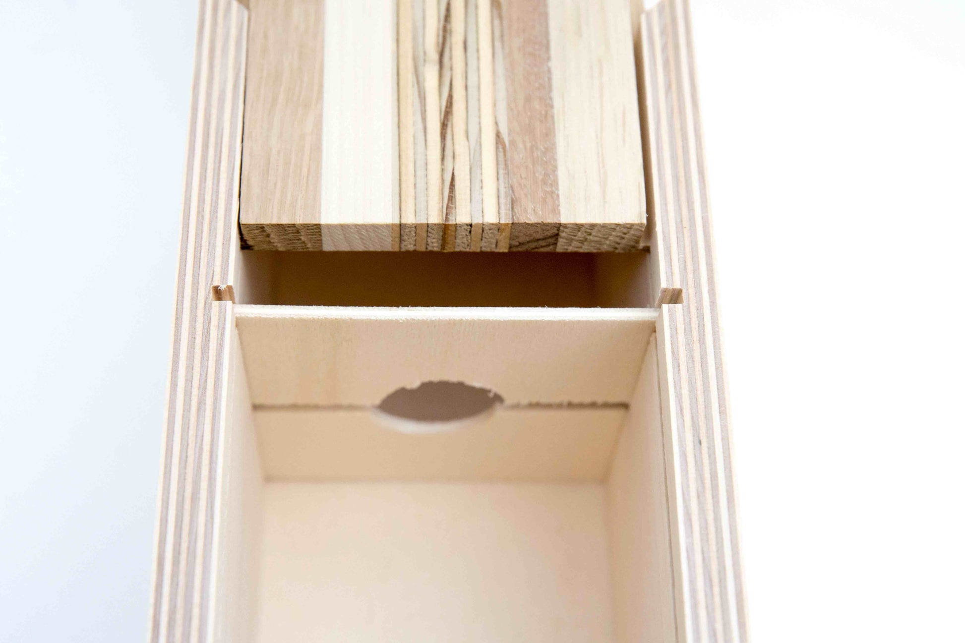 Dettagli degli interni della cassetta per vino Minimal Slide in legno con finiture Missoni