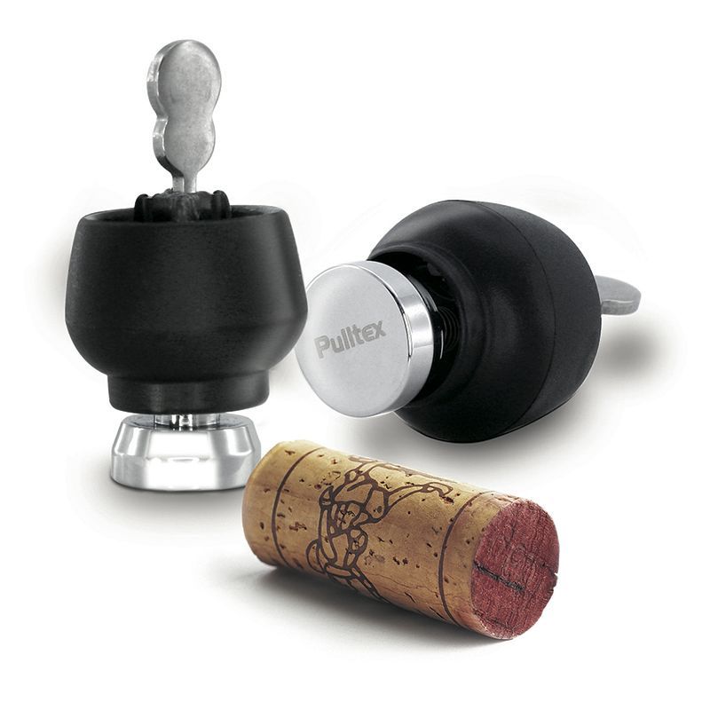 Dettagli dello stopper e versatore per vini modello Saturn Pulltex, con sughero in primo piano