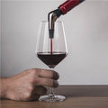 Esempio di utilizzo in un salotto di un versatore per vino Slow Wine Pourer Vacu Vin, con bevanda versata in un calice di vino