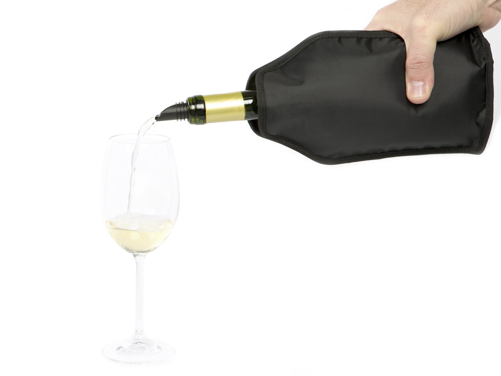 Esempio di utilizzo della fascia refrigerante per vino High Tech con gel, mentre si versa vino in un calice