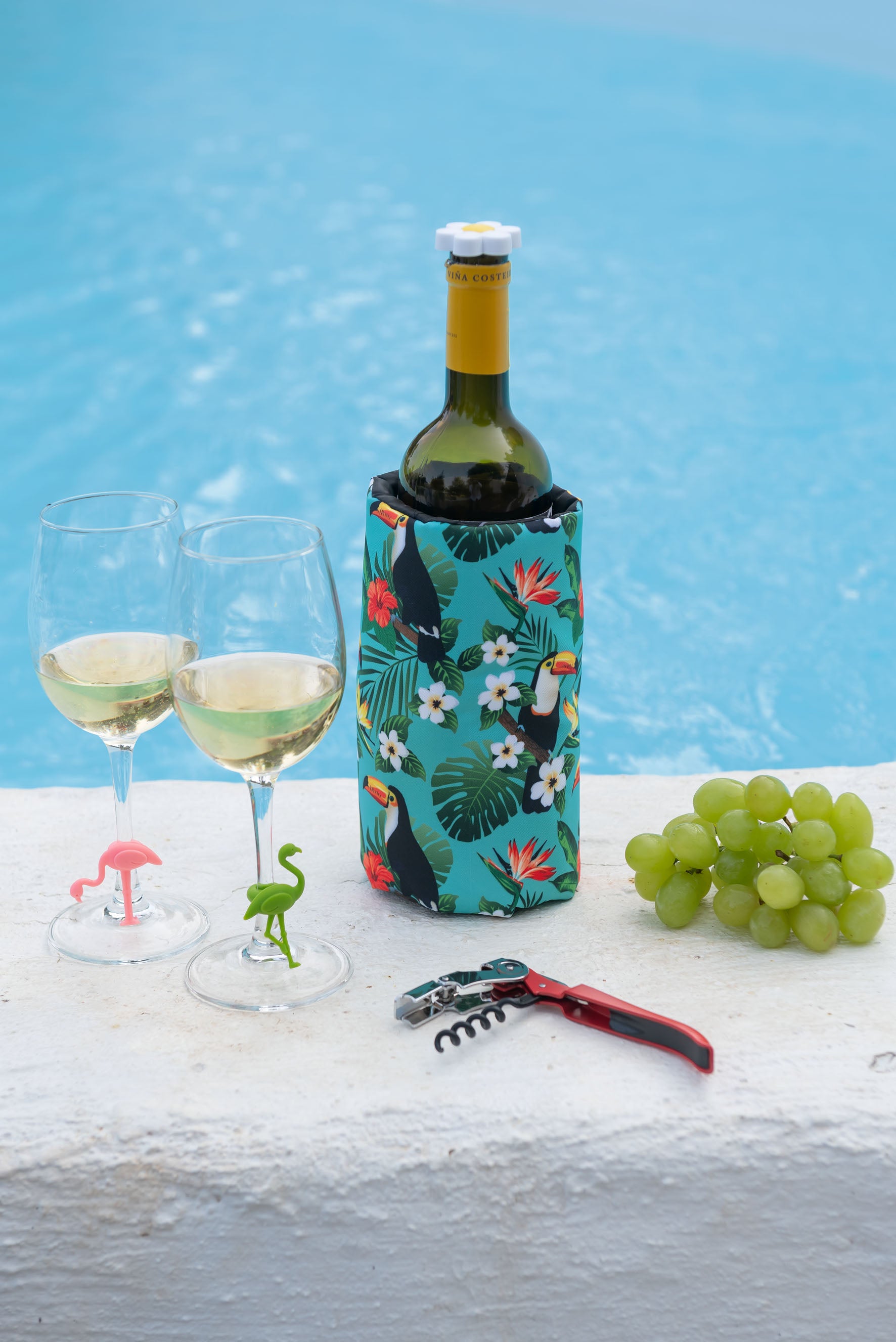 Fascia refrigerante per vino Print Cooler Wrap con fantasia Toucans con calici di vino e cavatappi a bordo piscina