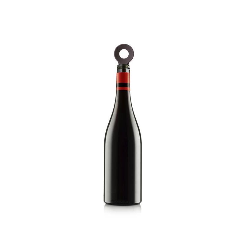 Esempio di utilizzo dello stopper per vino Bottle Black Vacu Vin, inserito in una bottiglia di vino