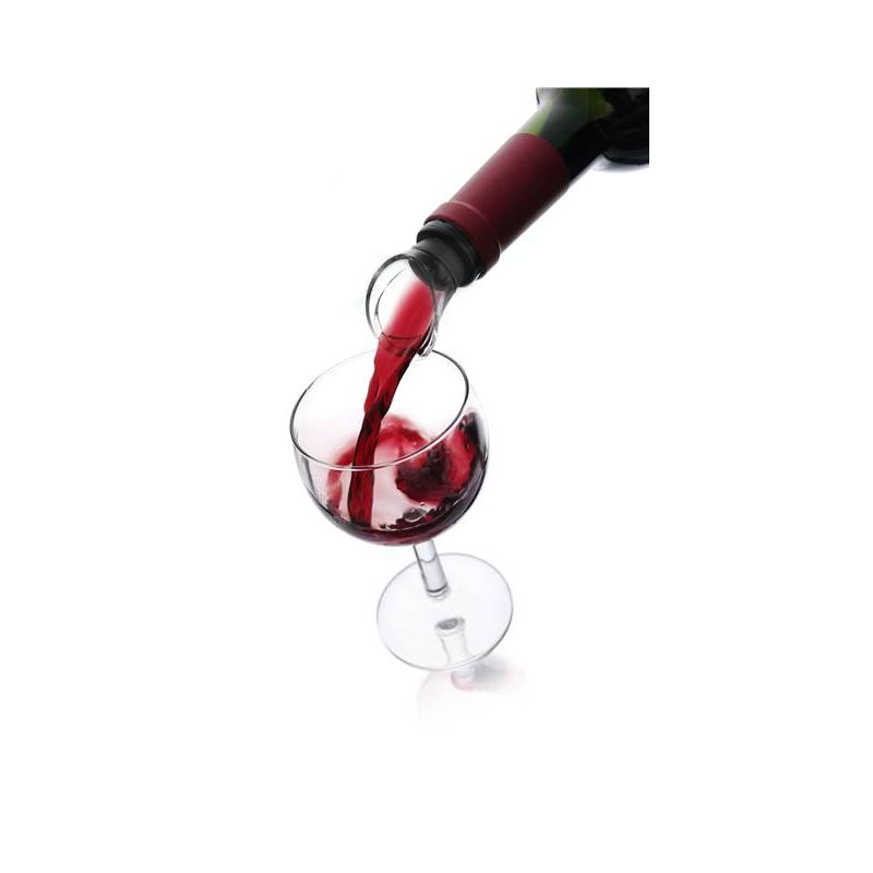 Esempio di utilizzo del versatore per vino Crystal Black di Vacu Vin, con bevanda versata in un calice di vino