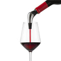 Esempio di utilizzo del versatore per vino Slow Pourer Vacu Vin, con bevanda versata in calice di vino