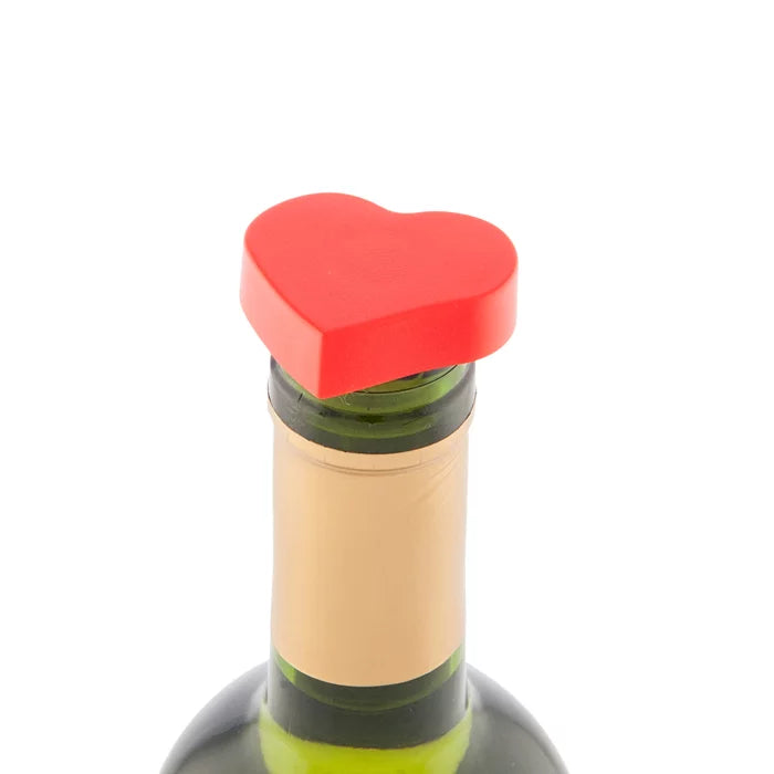 Wine Top Purer è un accessorio 3 in 1: tappo, versatore e salva goccia. In foto il modello a forma di cuore Love.